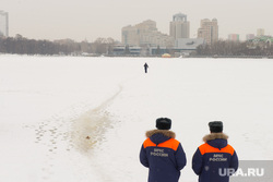 Сотрудники МЧС наблюдают за людьми, переходящими Исеть по льду. Екатеринбург, мчс, тонкий лед, городской пруд, весна