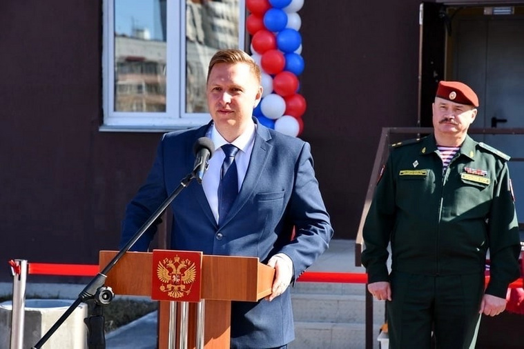Евгений Щербаков лично поздравил военнослужащих с новосельем