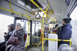 Повседневная жизнь. Пермь, салон автобуса, пассажиры в автобусе