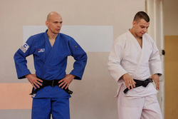 Первый мастер-класс проводил участник Олимпиады Денис Ярцев (слева)