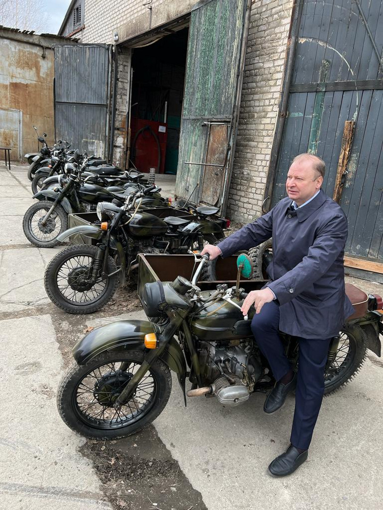 Виктор Шептий проверил мотоциклы, который отправятся к участникам СВО