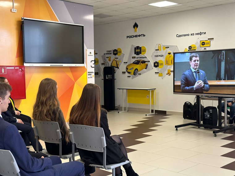 Губернатор Артюхов выступил перед учениками на онлайн встрече