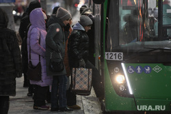 Ветреная погода в Екатеринбурге. Екатеринбург , остановка, автобус, общественный транспорт, пассажиры, автопредприятие