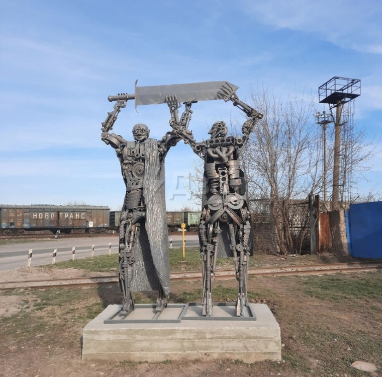 Пародия на монумент в Магнитогорске появилась у пункта приема металлолома в Рязани