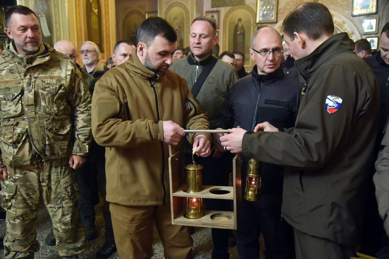 Благодатный огонь привезли в храм Мариуполя