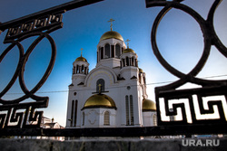 Вознесенская горка во время "Царских дней" в Екатеринбурге, храм на крови, чугунная ограда