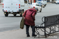 Пустой город. Обстановка в городе во время эпидемии коронавируса. Челябинск, пенсионерка, старуха, пожилой человек