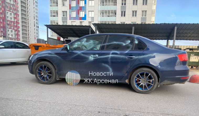 По машине пошлись краской из баллончика