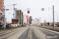 Город во время режима самоизоляции. Сургут, улица университетская, дороги пустые