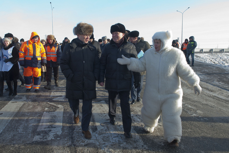 Альбина Селезнева пришла на открытие нового участка дороги в костюме медведя