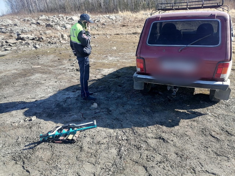 Рыбак приехал на озеро из Кусы