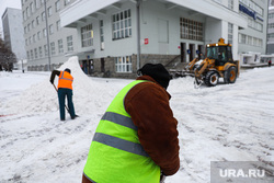 Уборка снега. Екатеринбург, уборка снега, зима, чистка дороги, коммунальщики, снег в городе
