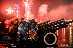 Праздничный фейерверк на День Победы. Екатеринбург, салют, военные, пушка, город екатеринбург, артиллерийский расчет, артиллерийское орудие, фейерверк
