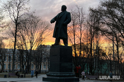 Повседневная жизнь. Пермь, памятник ленину, театральный сквер, закат в перми