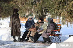 Город. Разное. Курган, пенсионерки, парк, женщины, отдых, пенсия