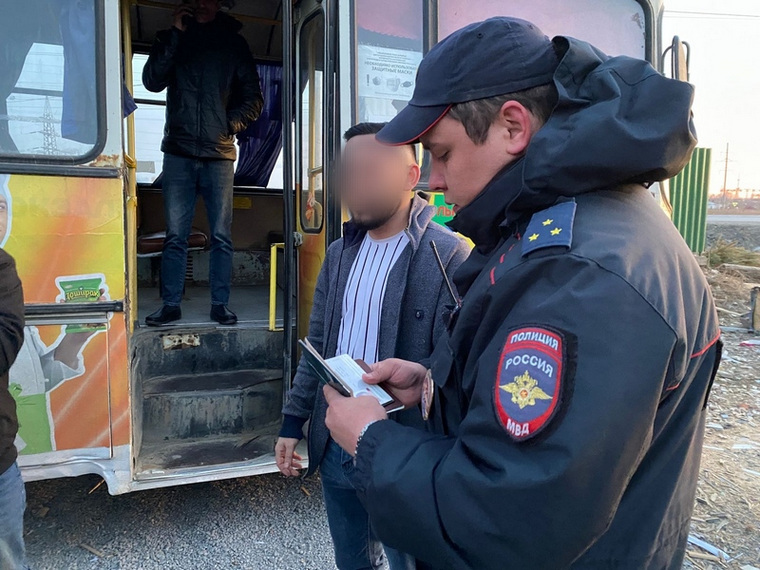 У мигрантов, попавших в поле зрения полицейских, проверяют документы на предмет законности нахождения в РФ