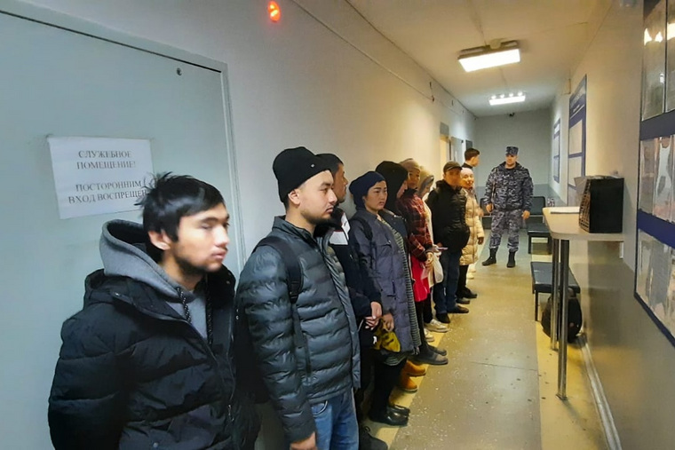 Мигрантов в ходе проверок доставляют в отделы полиции