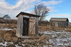 Школа. Курган, уличный туалет