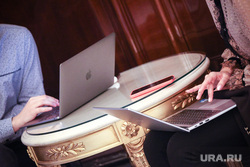 Ноутбуки и мобильники в руках. Москва, ноутбук, компьютер, работа за компьютером, работа за ноутбуком