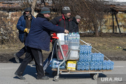 Ситуация в осажденном Мариуполе. Украина, эвакуация, гуманитарная помощь, украина, мариуполь, беженцы, раздача, бутылка воды, гуманитарка