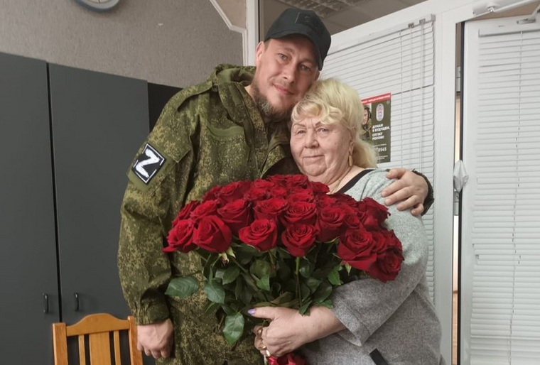 Сегодня к жительнице города Карталы Светлане Гаврилковой в гости прямиком с зоны СВО приехал карталинец Александр Внучков — с огромным букетом цветов