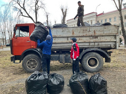Сквер в Кургане очищали от мусора в течение двух дней