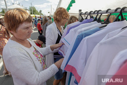 Губернатор на ярмарке в Ирбите. Свердловская область, покупатель, одежда