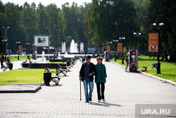 Field meeting of the commission on local self-government, cultural and information policy and public relations.  Yekaterinburg, walk, Mayakovsky park, elderly couple, elderly people, central park, pensioners, Mayakovsky park