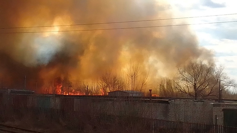 В Кургане тушат пожар площадью больше тысячи квадратных метров