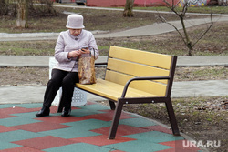 Повседневная жизнь. Весна. Москва, пенсионер, телефон, мобильник, женщина, бабушка, отдых, мобильный