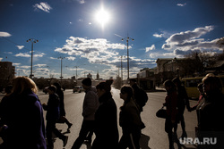 Виды Екатеринбурга, небо, солнце, пешеходы, проспект ленина