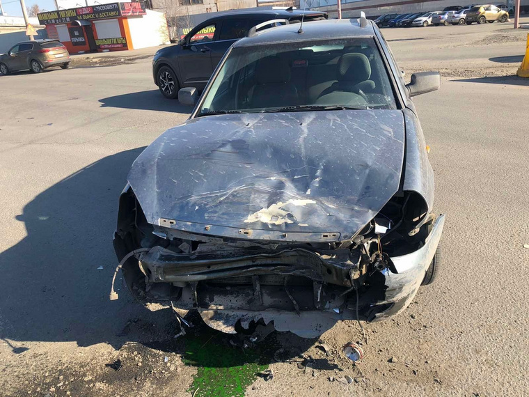 Передняя часть автомобиля разбита. Сам водитель не пострадал
