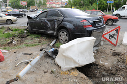 ДТП. Аварии. Челябинск., яма, мерседес, дтп, авария, знак дорожные работы, разбитый автомобиль, разбитая машина