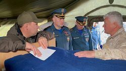 Евгений Куйвашев (слева) прилетел в Сосьву утром 27 апреля