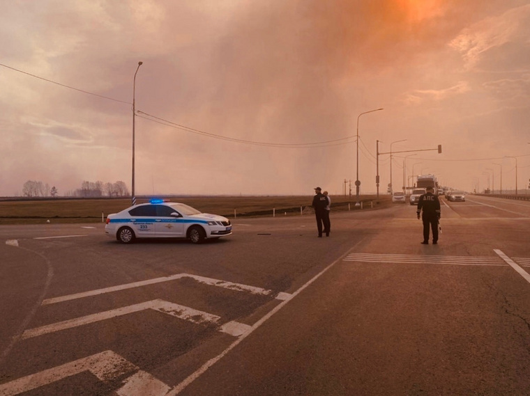 Сотрудники полиции контролируют автодорогу из-за пожаров в Кетовском округе