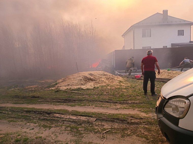 Жители микрорайонов Зайково и Изумрудный тушат пожары