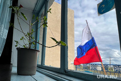 Деревня Чебаки. Макушинский район. Курган, флаг, флаг россии, патриотизм, окно
