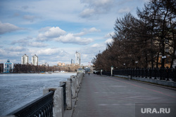 Жизнь города во время нерабочей недели, объявленной президентом РФ для снижения темпов распространения коронавируса COVID-19. Пятый день. Екатеринбург, набережная городского пруда, набережная реки исеть
