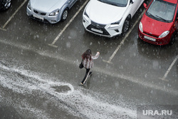 Первая гроза. Челябинск, автомобили, пешеход, ручей, гроза, непогода, ливень, дорога, осадки, дождь, климат, автотранспорт, поток