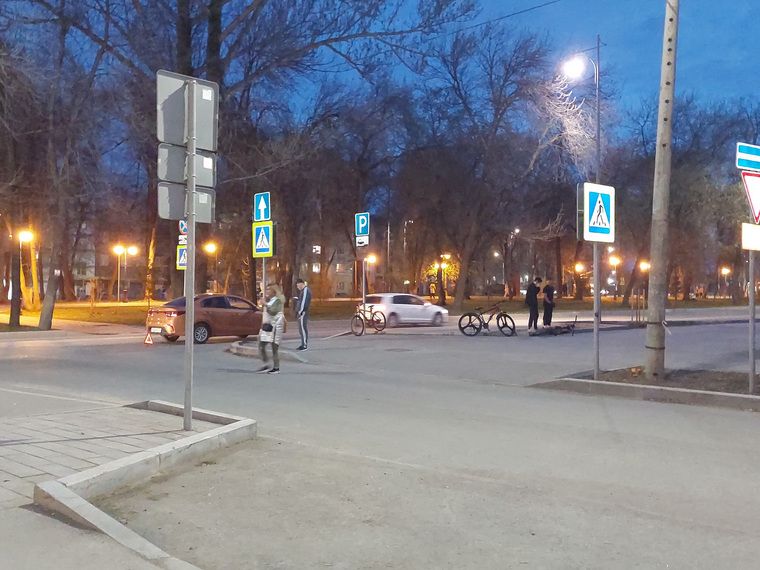 Велосипедиста сбили на Комсомольском проспекте
