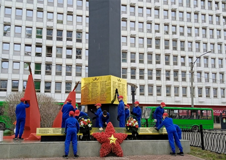 Yekaterinburg Suvorovites held a community work day near the monument dedicated to the employees of the Ural Shoes factory who died during the Second World War