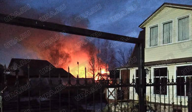 В саду "Надежда" под Екатеринбургом загорелись частный дом и баня