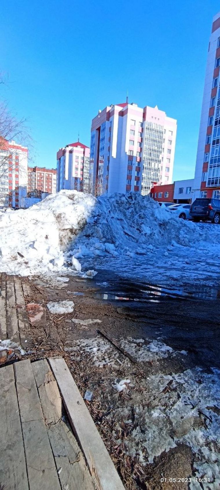 Гора из грязи снега в Салехарде
