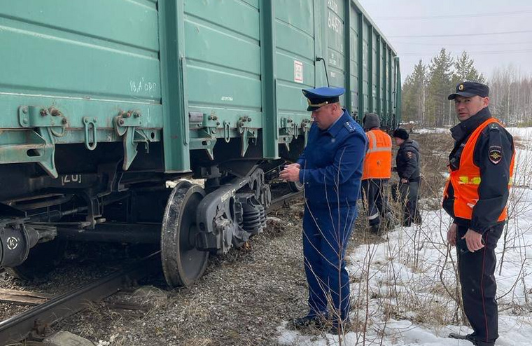 Два грузовых вагона сошли с рельс