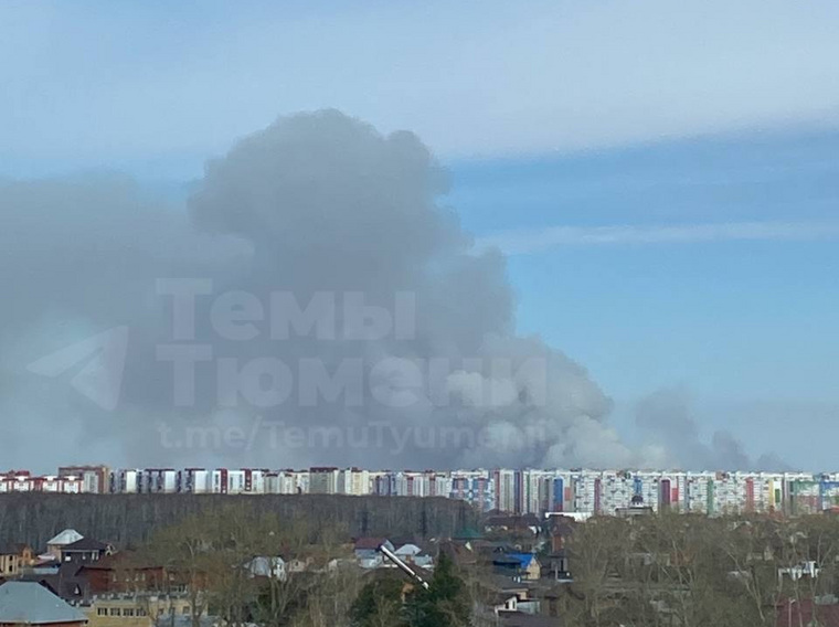 Клубы белого дыма видны из разных районов Тюмени