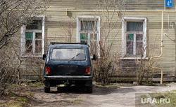 Повседневная жизнь, весна. Москва, двор, автомобиль, дом, деревянный, нива