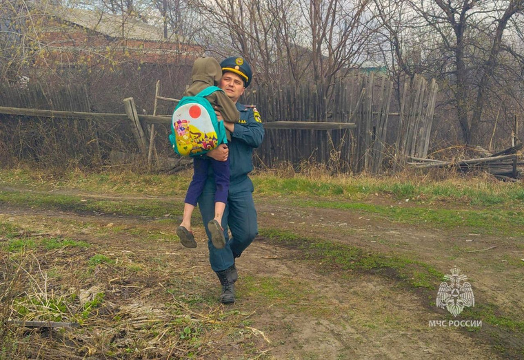 Сотрудник ГУ МЧС России по Курганской области Денис Глухих оказал помощь ребенку и женщине, прятавшимся от пожара в автоцистерне