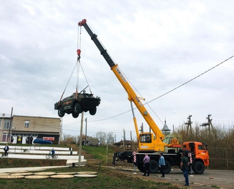 Бронемашину установили на заранее подготовленный постамент