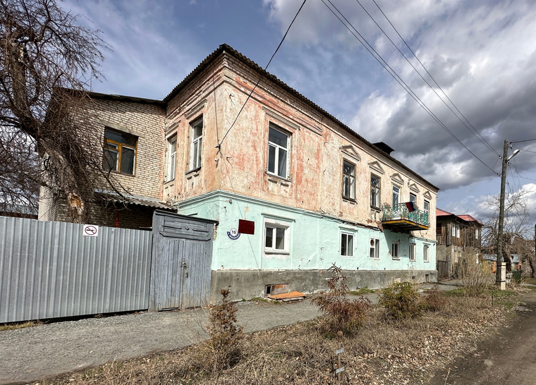 Начальная цена здания с участком составляет почти 8 млн рублей
