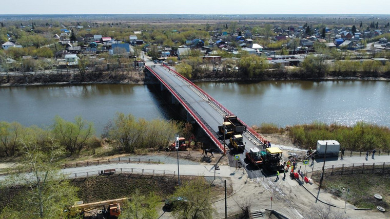 В Кургане на Кировском мосту укладывают асфальт: фото  
